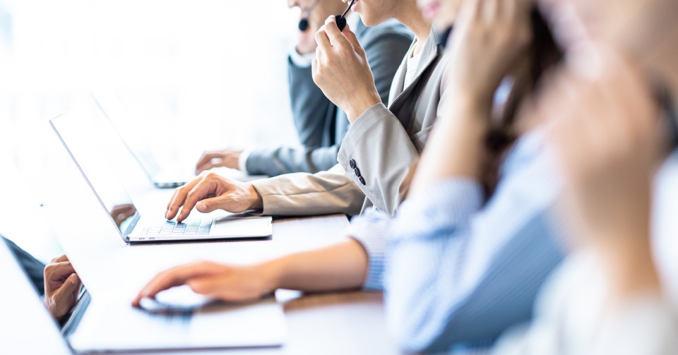 コールセンターで働く人々のイメージ