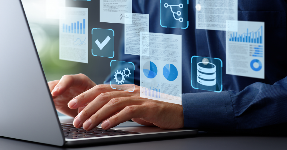 PCを使って仕事をする人のイメージ