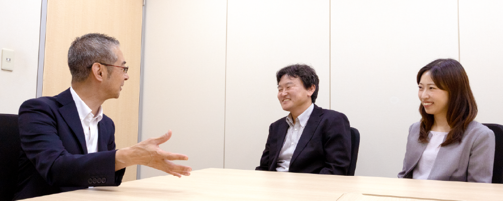 株式会社りそなホールディングス様との事例における対談インタビューのお写真